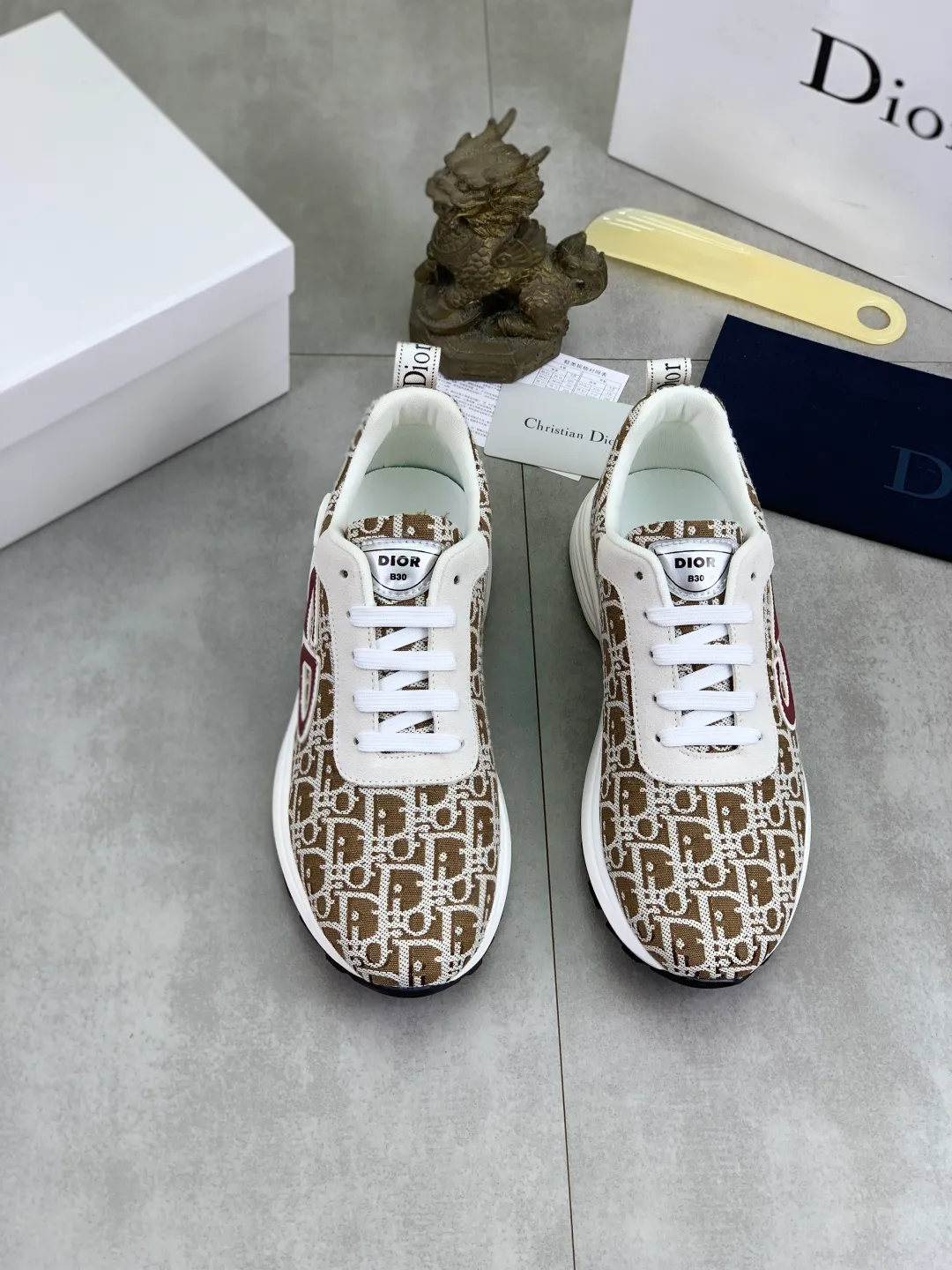 Men's shoes 💰P420 New Dior Chrono 2025 new product B30 series, in white and black fly woven series, decorated with computer-printed CD logo on both sides, star patch on the tongue and Dior logo on the heel, many details highlight the style. The interior is matched with the original color matching mesh, and the interior of the body is supported by low-temperature shaping sheets, and is filled with light feather cotton to keep the interior full and soft against the feet. The exclusive open-molded outsole adopts a one-piece molding process, so there is no need to worry about problems such as the opening and falling of sole decorative accessories. It is light and comfortable to wear, yet strong and wear-resistant. The two-color shoelaces are accessorized with exquisite metal five-pointed star pendants, creating a high-end, trendy and casual look at all times. Color: 5️⃣ colors available, code number: 38-44 (45 customized)